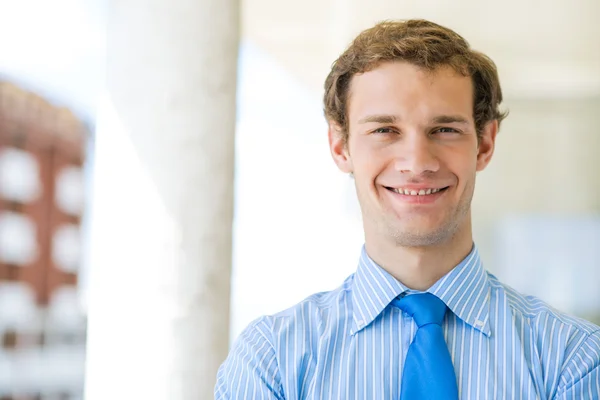 Exitoso joven hombre de negocios sonriendo — Foto de Stock