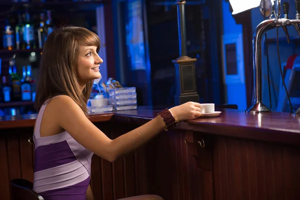 Frau mit einer Tasse Kaffee — Stockfoto