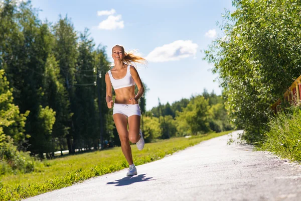 Kvinna som springer på vägen — Stockfoto