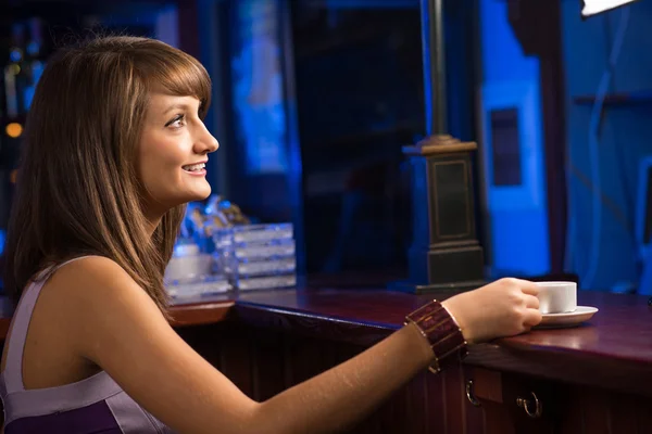 Vrouw met een kop koffie — Stockfoto