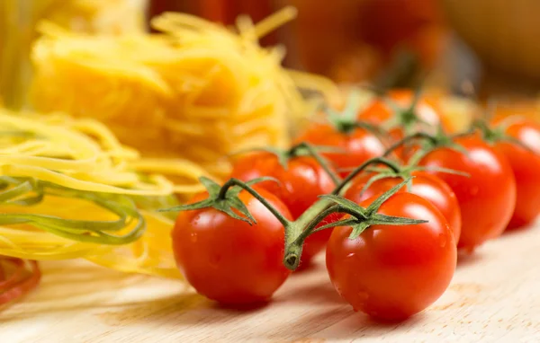 Cherry tomatoes and pasta — Stock Photo, Image