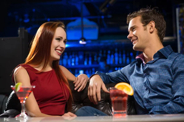 Giovane coppia che parla in un nightclub — Foto Stock