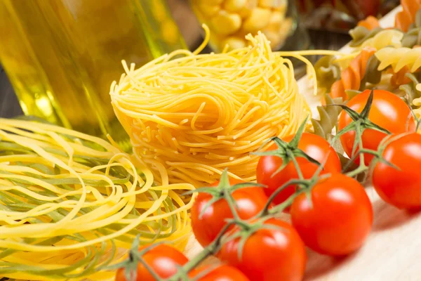 Körsbärstomater och pasta — Stockfoto