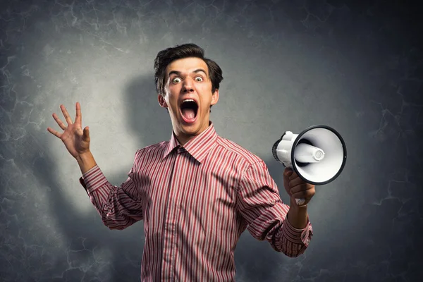 Giovane uomo urlando utilizzando megafono — Foto Stock