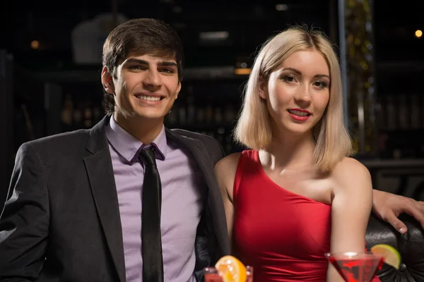 Casal jovem conversando em uma boate — Fotografia de Stock