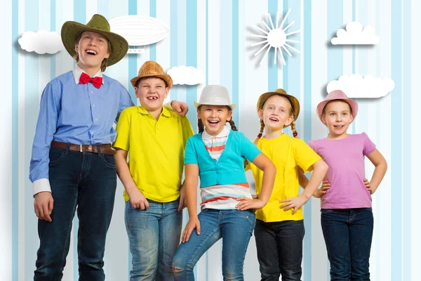 Enfants dans une rangée — Photo