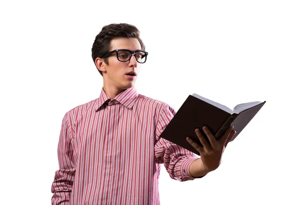 Молодой человек читает книгу — стоковое фото