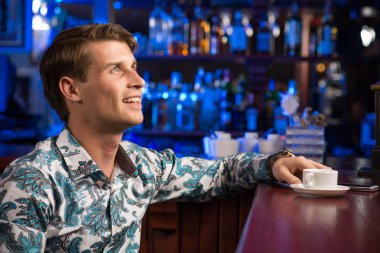 Bir fincan kahveli adam.