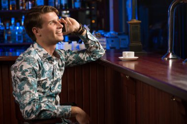 Telefonda konuşan adam.