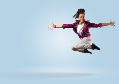 genç kadın dansçı atlama