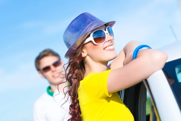 Frau mit Sonnenbrille — Stockfoto