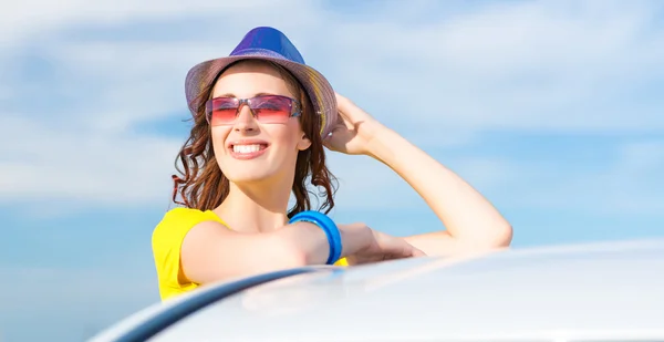 Woman got out of car window — Stock Photo, Image