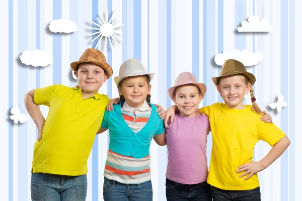 Kinderen in hoeden — Stockfoto