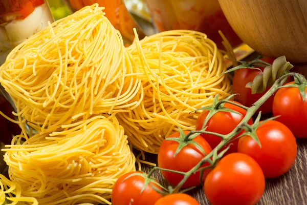 Tomates cerises et pâtes alimentaires — Photo