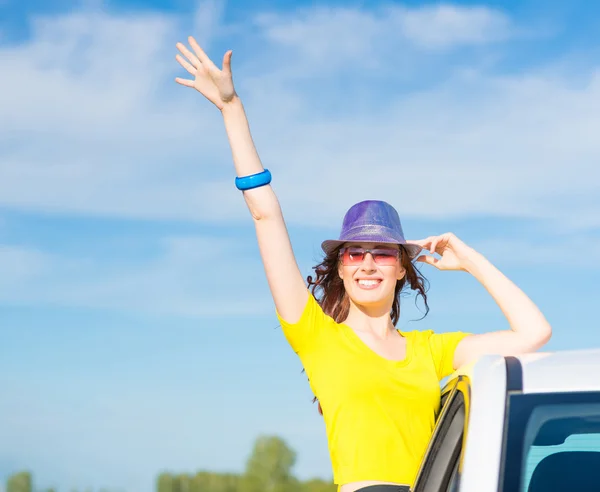 Femme est sortie par la fenêtre de la voiture — Photo