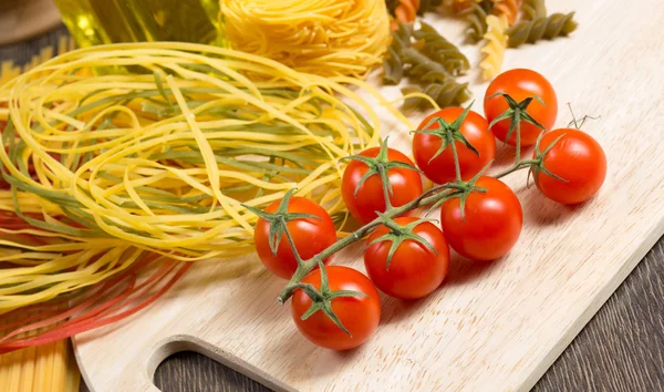 Tomates cerises et pâtes alimentaires — Photo