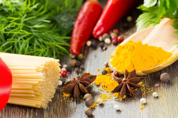 Italian spaghetti and vegetables — Stock Photo, Image