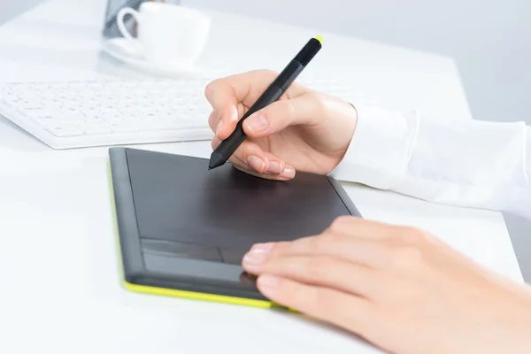 Designer drawing a graph — Stock Photo, Image