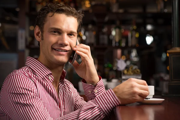 Homme parlant au téléphone — Photo