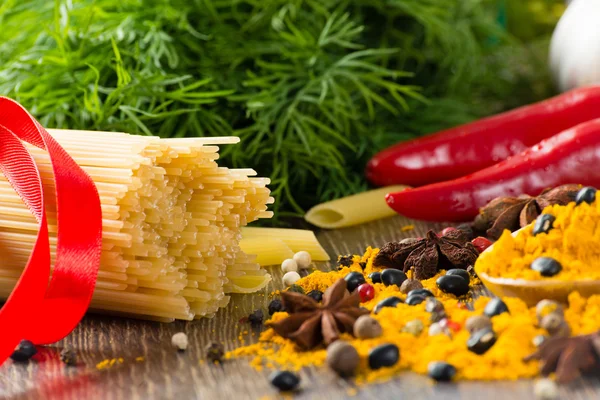 Esparguete italiano e legumes — Fotografia de Stock