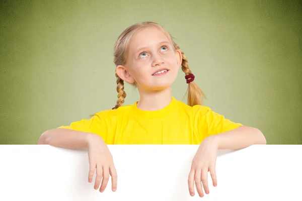 Niña sosteniendo una pancarta blanca — Foto de Stock