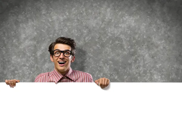 Hombre sosteniendo una pancarta — Foto de Stock