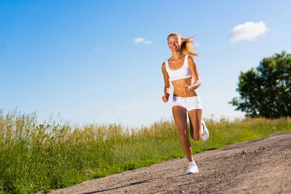 Mladá žena běží — Stock fotografie