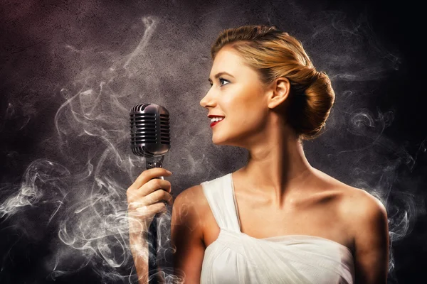 Blonde woman singer — Stock Photo, Image