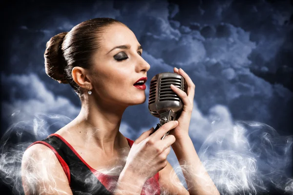 Woman singer — Stock Photo, Image