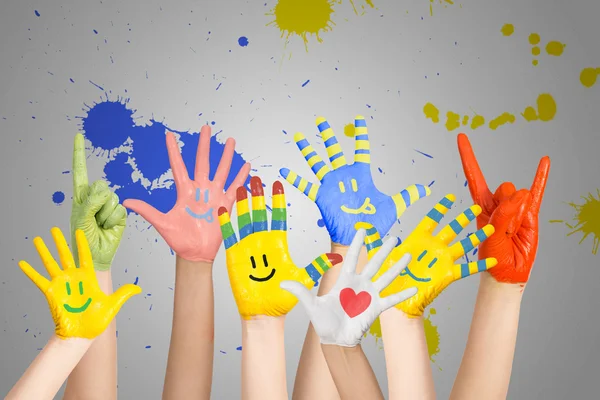 Пофарбовані дітей руки — стокове фото