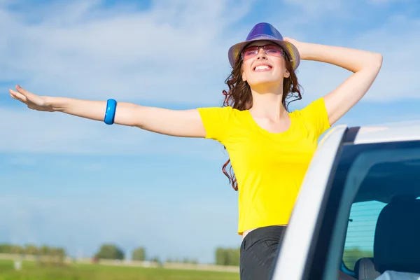 Vrouw in de auto raam — Stockfoto