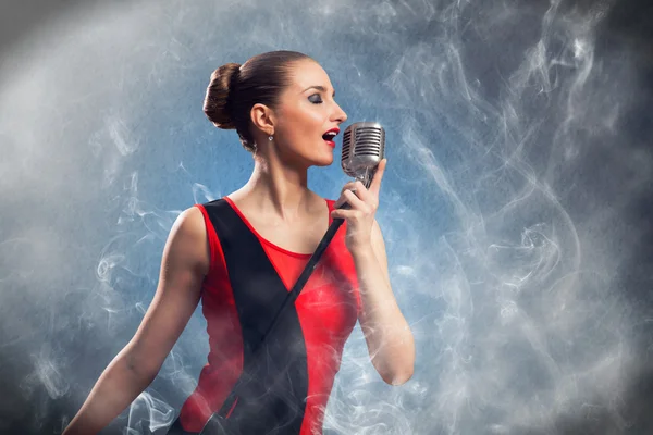 Donna cantante — Foto Stock