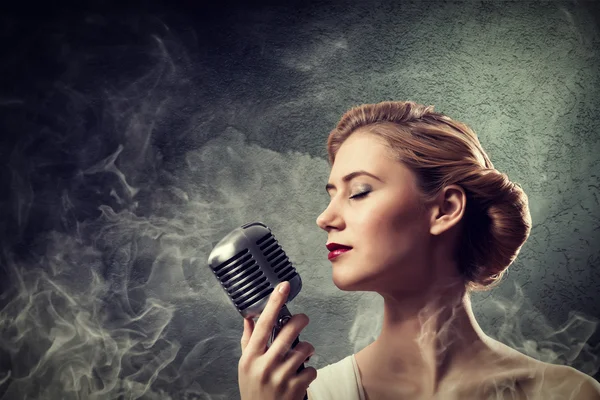 Kobieta piosenkarka z mikrofonem — Zdjęcie stockowe