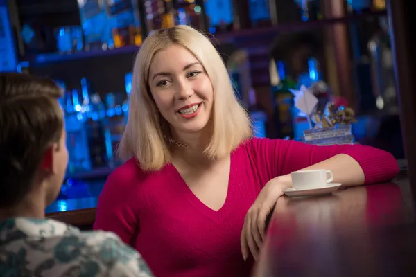 Vrouw aan de balie — Stockfoto