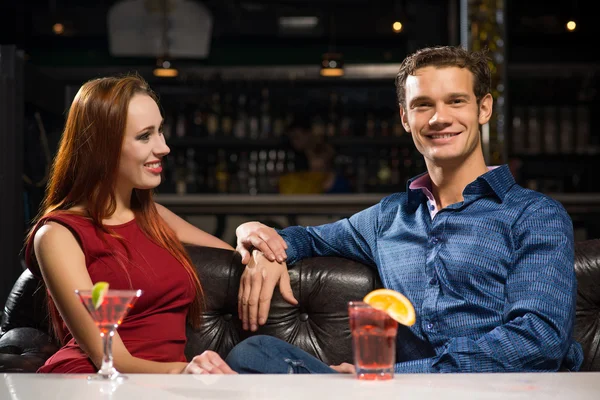 Paar praten in een nachtclub — Stockfoto