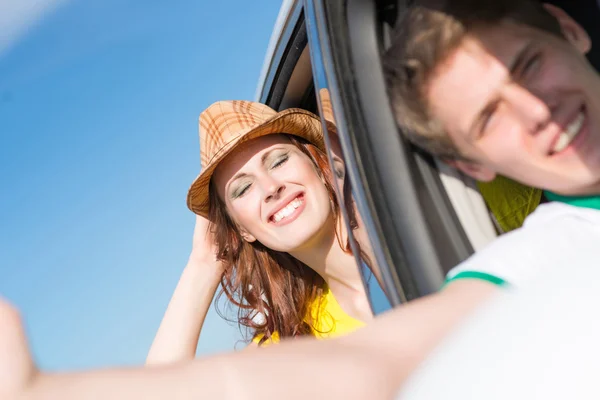 Jongeren in de auto-venster — Stockfoto