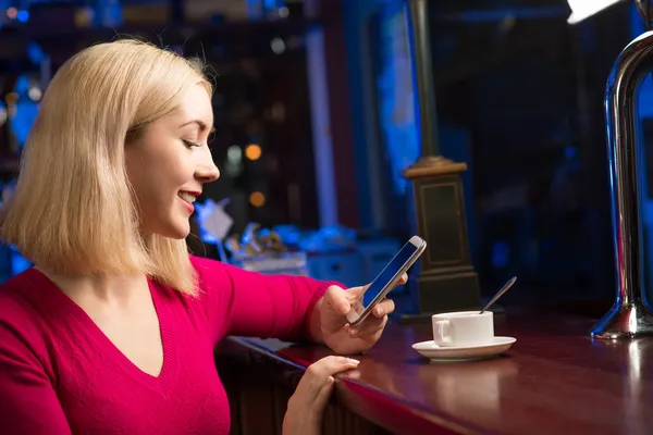 Mujer con teléfono celular — Foto de Stock