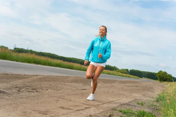 Mujer joven corriendo — Foto de Stock