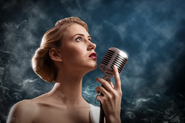 Woman singer — Stock Photo, Image