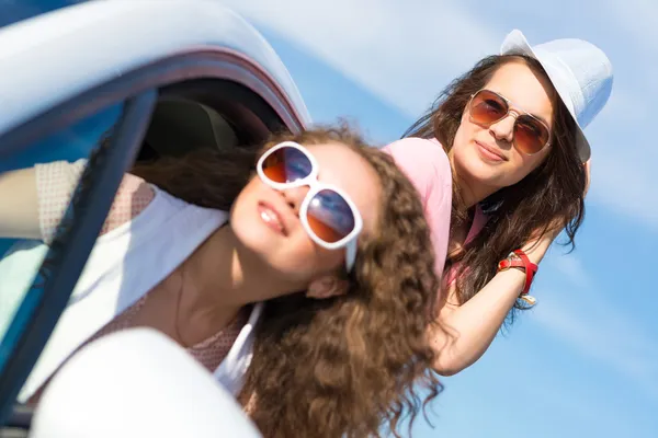 Femmes en lunettes de soleil — Photo