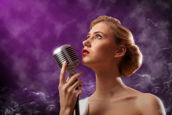 Donna cantante — Foto Stock