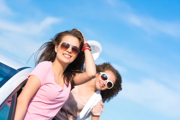 Femmes en lunettes de soleil — Photo