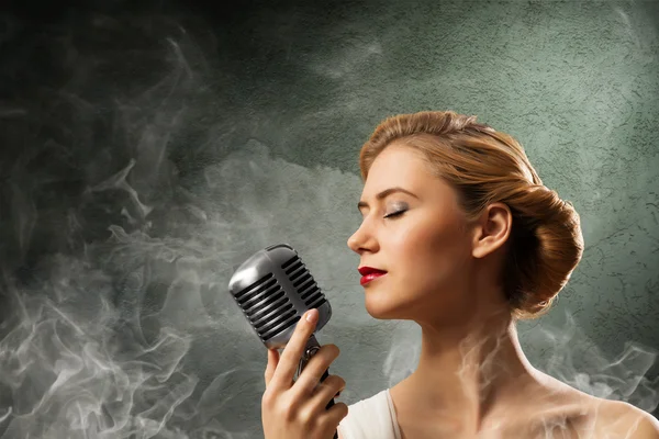 Woman singer — Stock Photo, Image