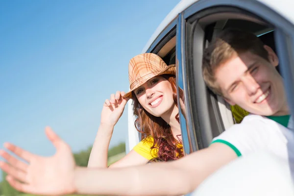 Jovem mulher olhando pela janela do carro — Fotografia de Stock