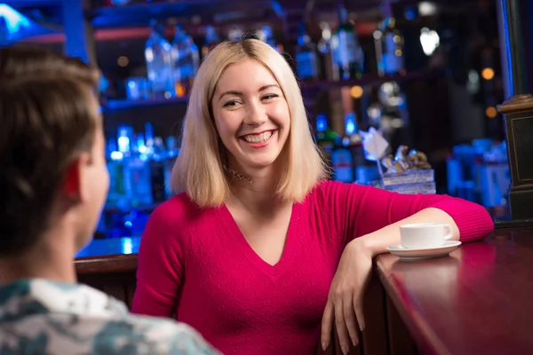 Kobieta w barze — Zdjęcie stockowe