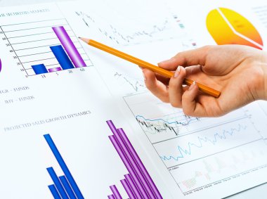 kalem finansal listelerinde işaret eden el