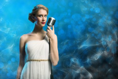 çekici kadın şarkıcı mikrofon ile