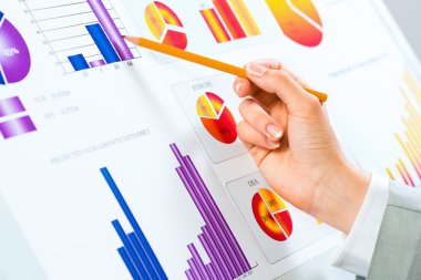 kalem finansal listelerinde işaret eden el