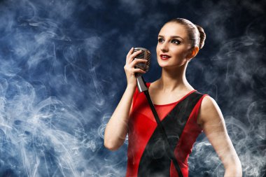 güzel sarışın kadın şarkıcı mikrofon ile