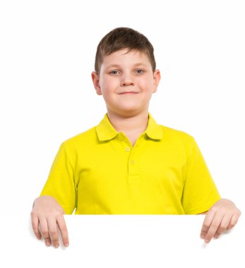 Beyaz bir afişini tutan çocuk